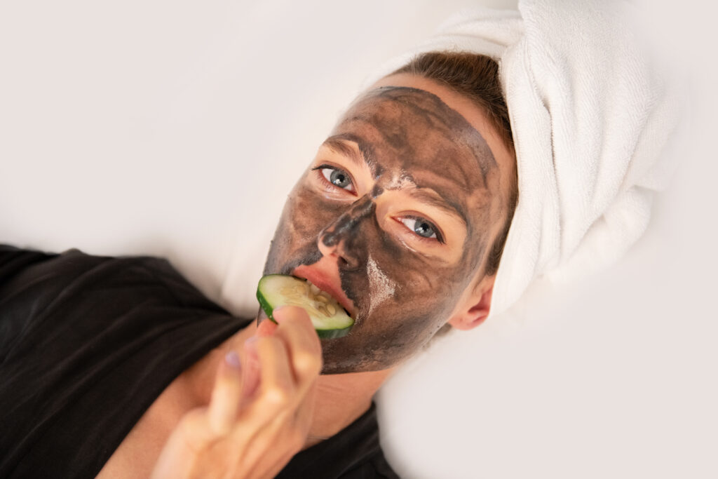 CANNOR maska, aktivni uhli, cbd, cbd kosmetika, pletova maska, akne, problematicka plet, porovita plet, hloubkove cisteni, detoxikace, pazitka, konopi,