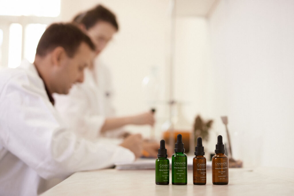 laboratoř, CANNOR, Plzeň, Vladimír Pažitka, Michaela Křivská, Ing, vývoj, výroba, technologie, konopí, CBD, zásady, přírodní kosmetika