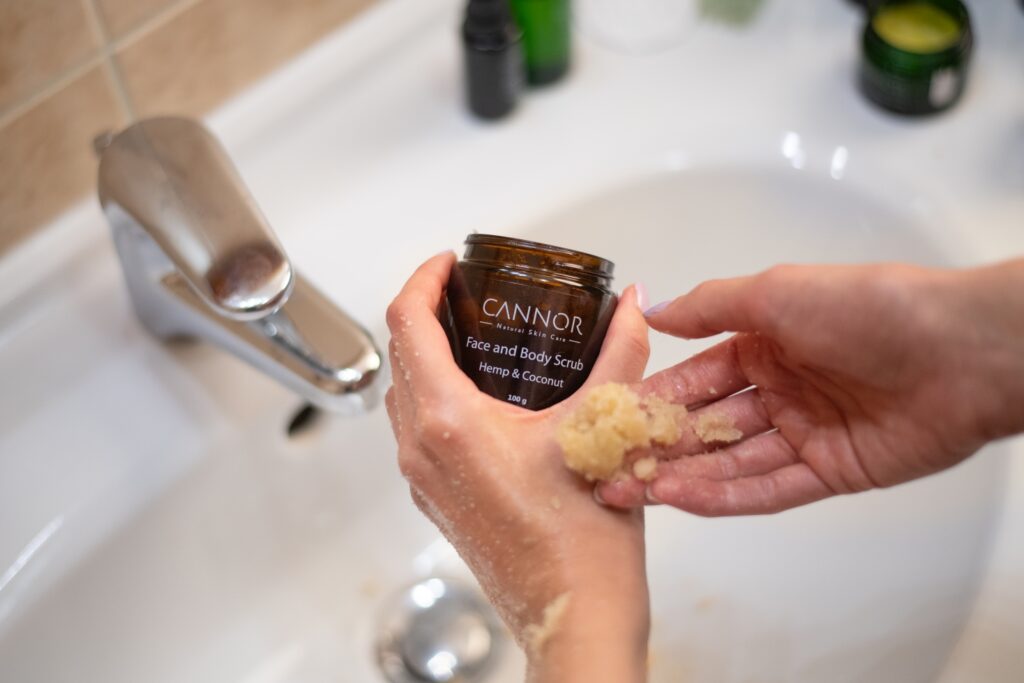 Solny-peeling-Proc-je-pleti-tolik-prospesny-konopny