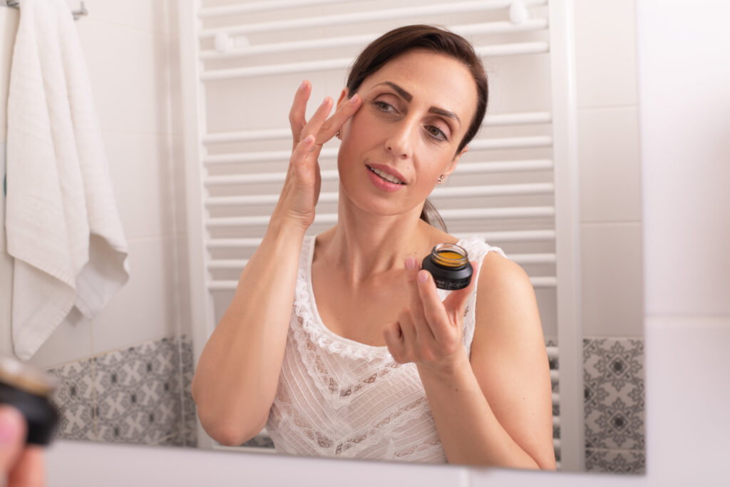 Bez vrásek a tmavých kruhů: 5 složek, které hledejte ve svém očním krému.