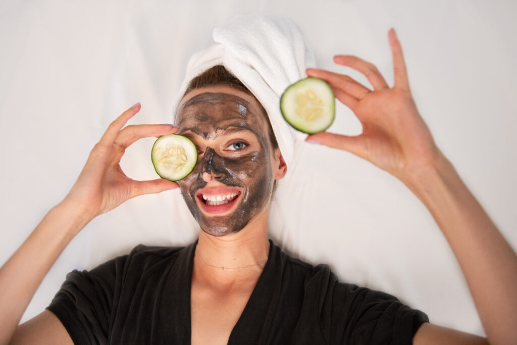 Aktivní uhlí v kosmetice: Jak napomáhá akné a problematické pokožce?