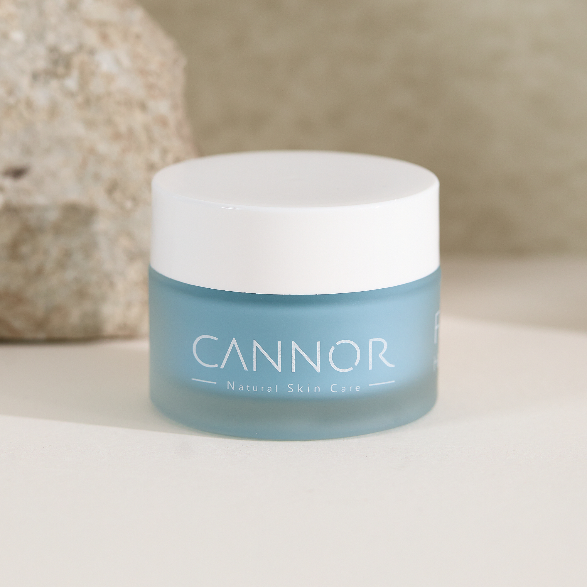 Vyniká svými absorpčními vlastnostmi a je tak jemný a krémový, že pleť dokonale zvláční a zanechá ji svěží na pohled i dotek. Drobné perly z ricinového oleje jsou velice jemnou abrazivní a zcela přírodní látkou, která je laskavá jak k pokožce, tak k životnímu prostředí. Lískooříškový peeling obsahuje vzácný modrý jíl, který čistí pleť do hloubky a zmírňuje akné. Vyniká svými absorpčními vlastnostmi a je tak jemný a krémový, že pleť dokonale zvláční a zanechá ji svěží na pohled i dotek. Drobné perly z ricinového oleje jsou velice jemnou abrazivní a zcela přírodní látkou, která je laskavá jak k pokožce, tak k životnímu prostředí. Lískooříškový peeling obsahuje vzácný modrý jíl, který čistí pleť do hloubky a zmírňuje akné.