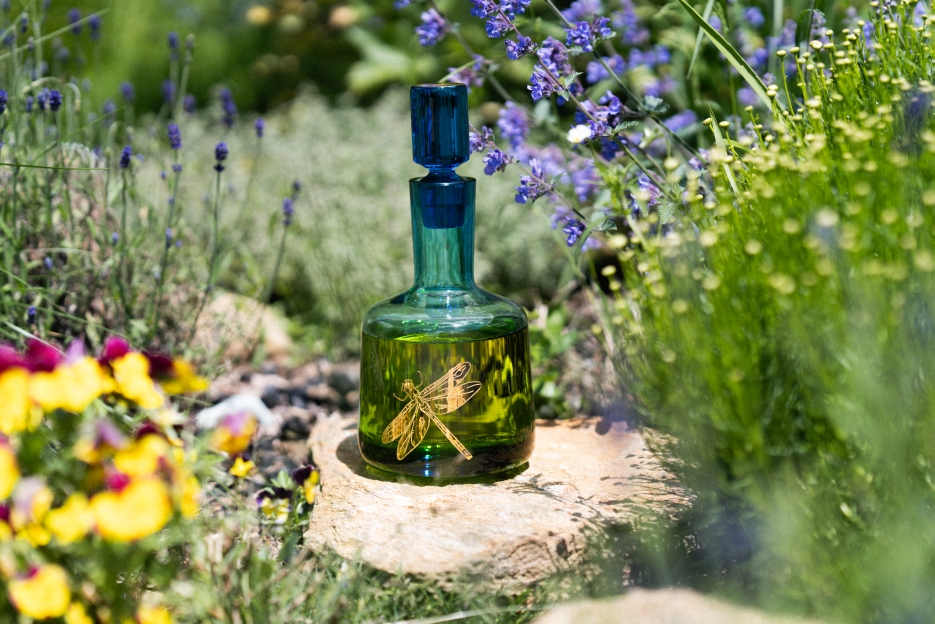 CBD spa v lese. Resort Český les představuje unikátní masážní oleje Cannor v uměleckých karafách od Lukáše Jabůrka.